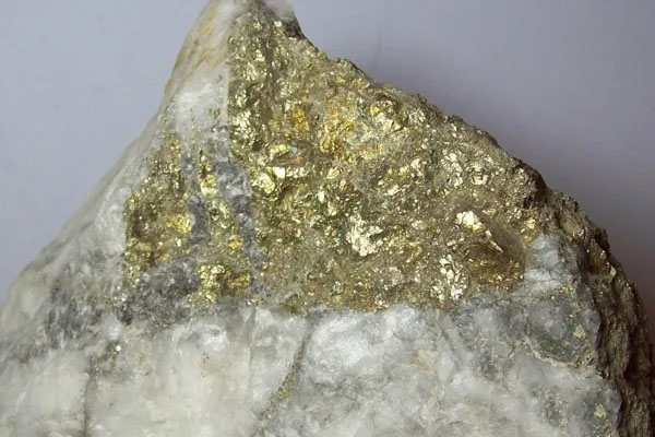 這種最像黃金的礦石看起來(lái)很漂亮，常被人誤認(rèn)成是金礦石
